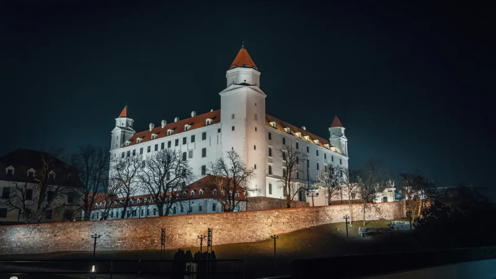 Братиславський град увечері